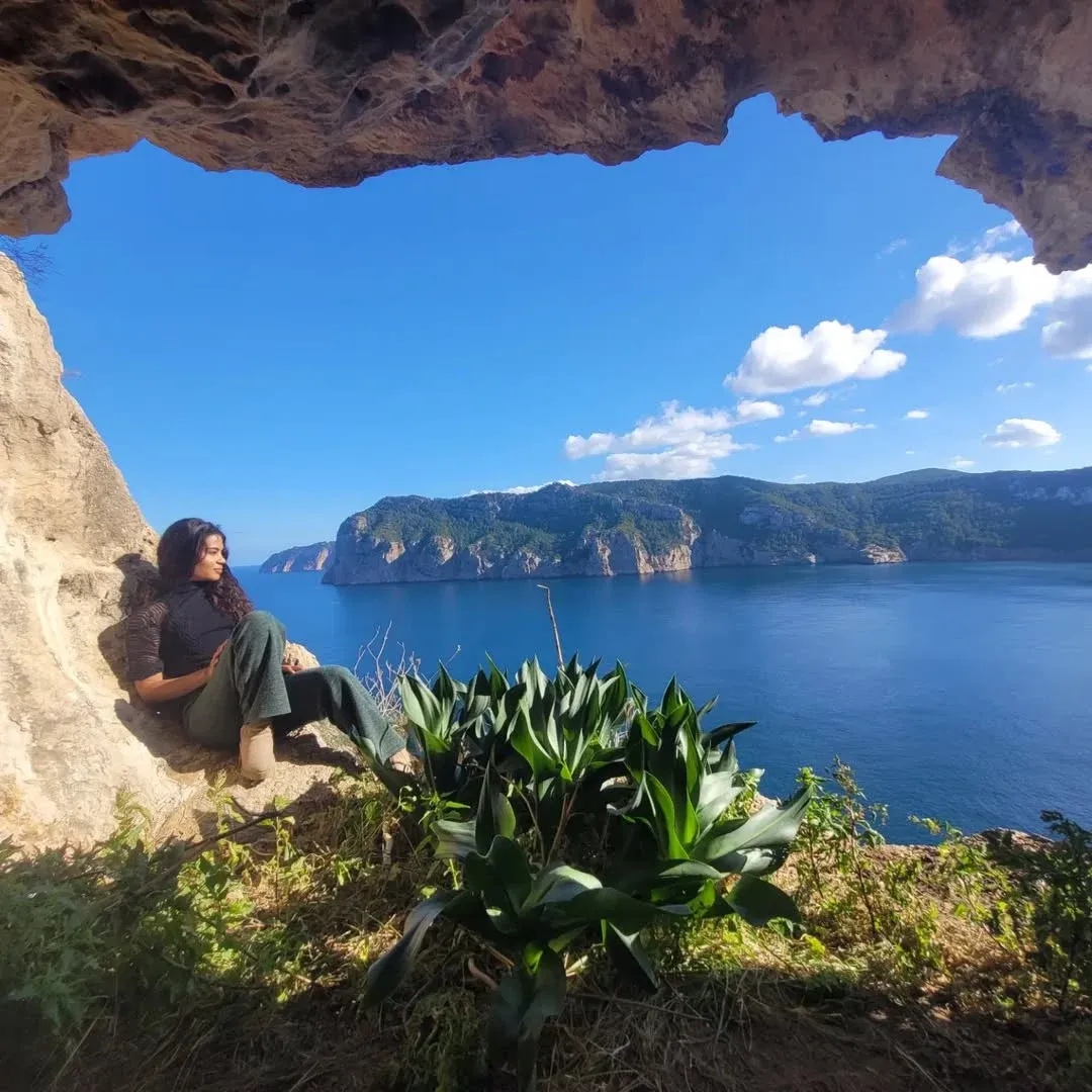 Valeska mirando el mar